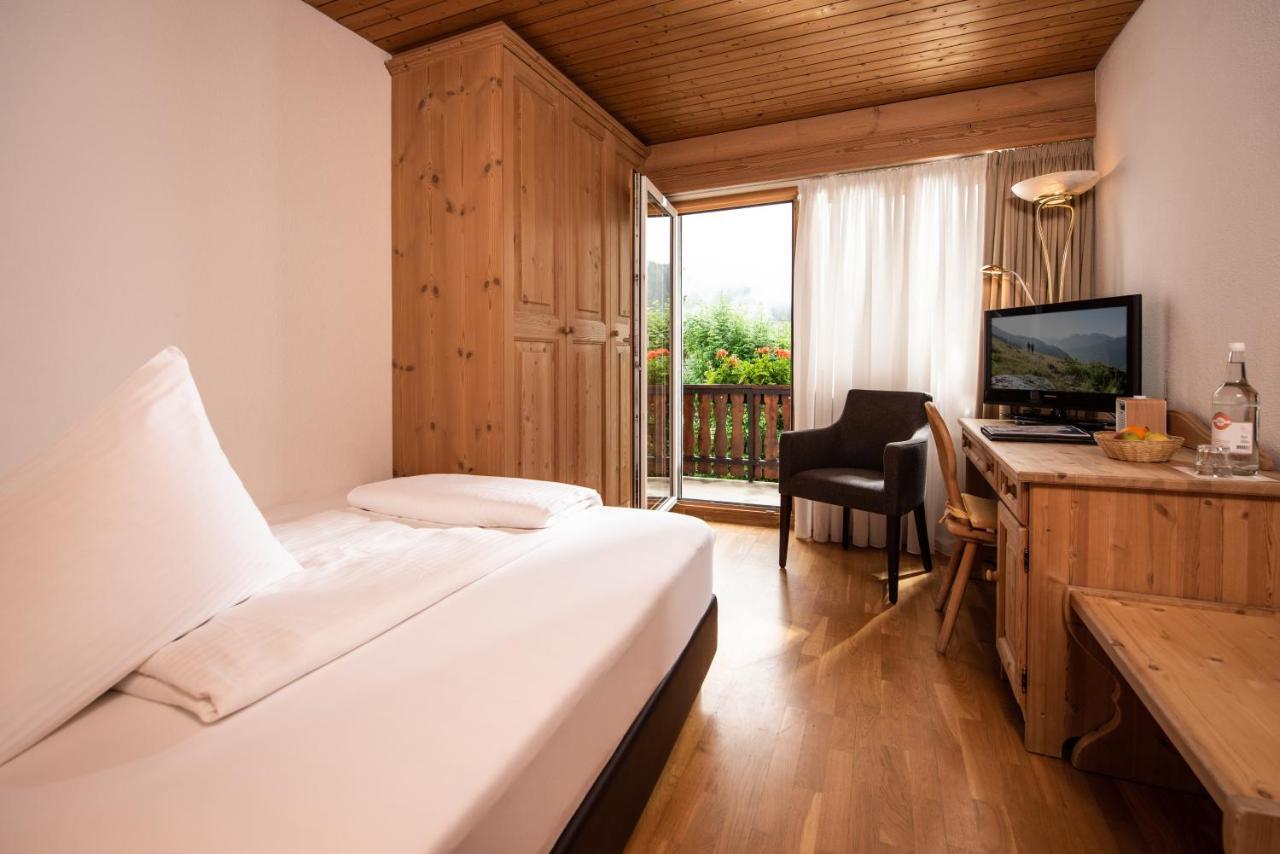Hotel Bellaval Scuol Bagian luar foto