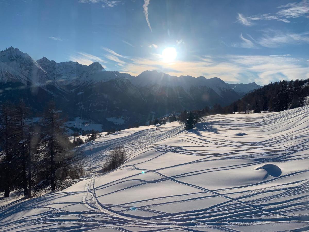 Hotel Bellaval Scuol Bagian luar foto