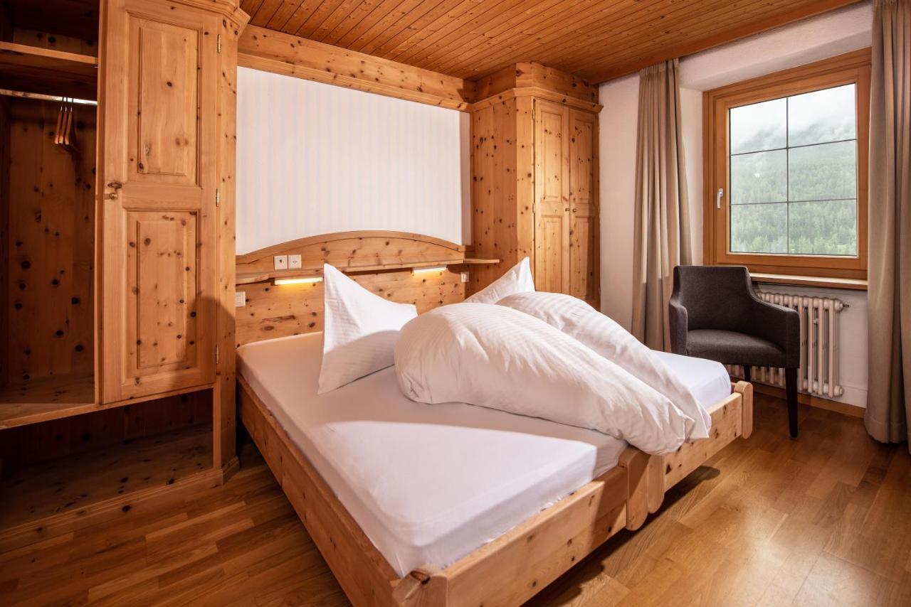 Hotel Bellaval Scuol Bagian luar foto