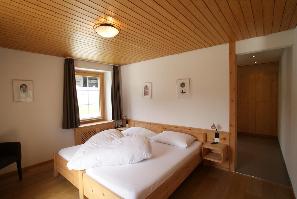 Hotel Bellaval Scuol Ruang foto