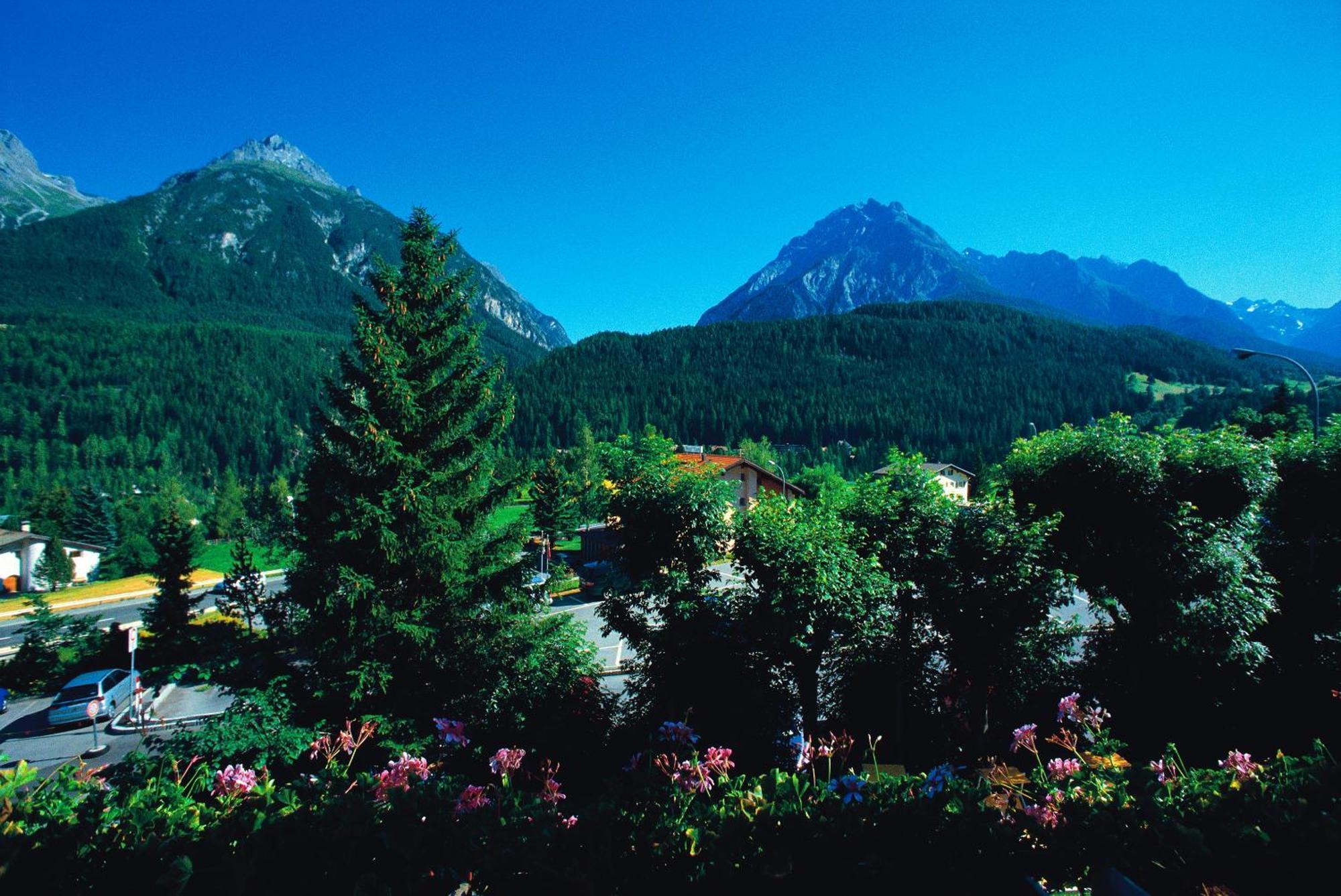 Hotel Bellaval Scuol Bagian luar foto