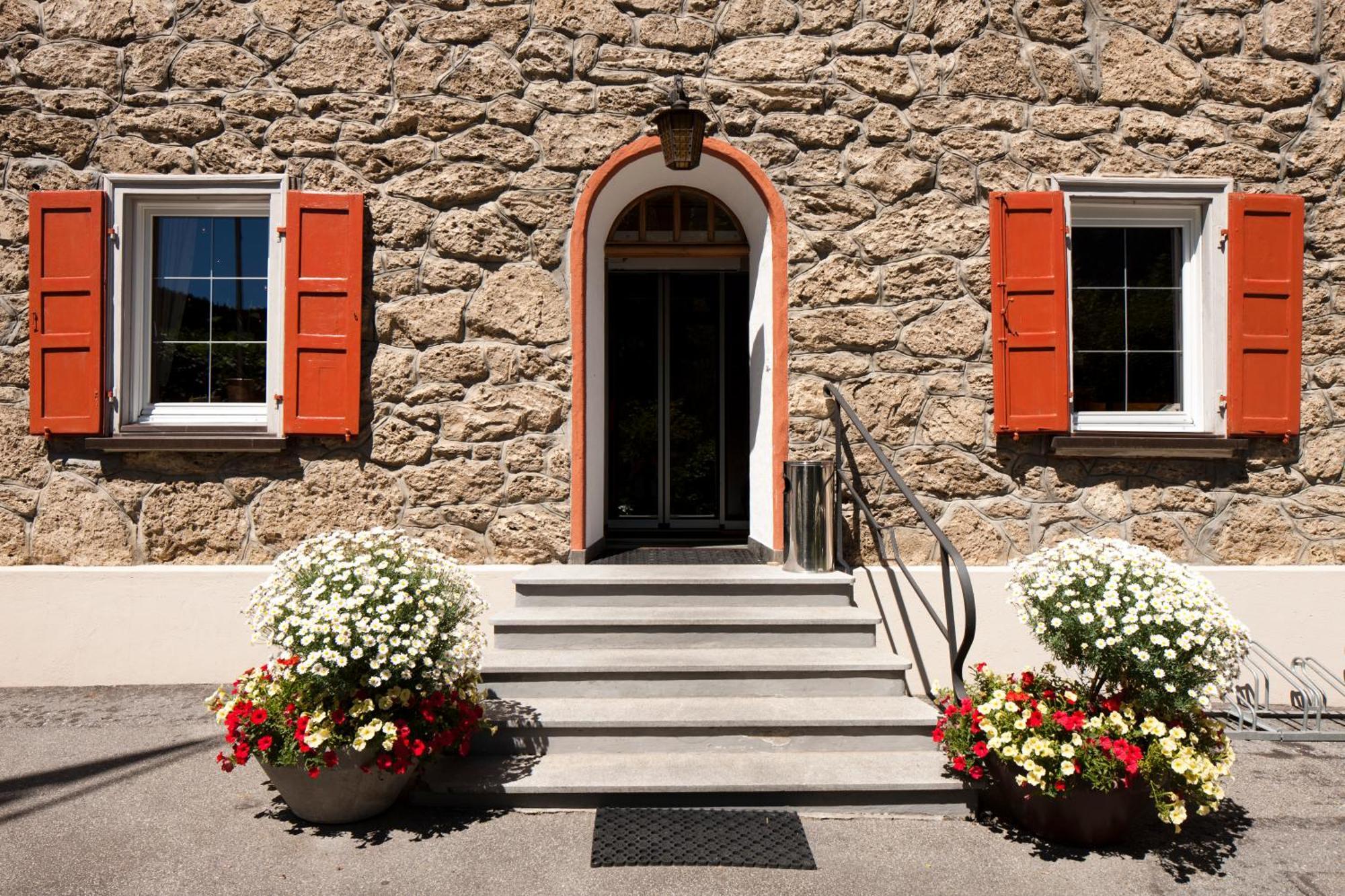Hotel Bellaval Scuol Bagian luar foto